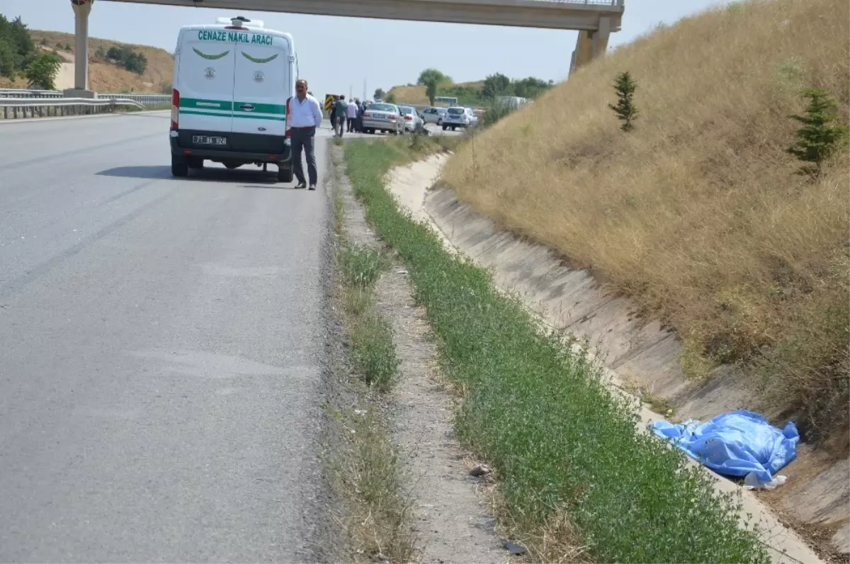 Üst Geçit Yerine Karayolundan Geçmeye Kalkınca Kazada Can Verdi