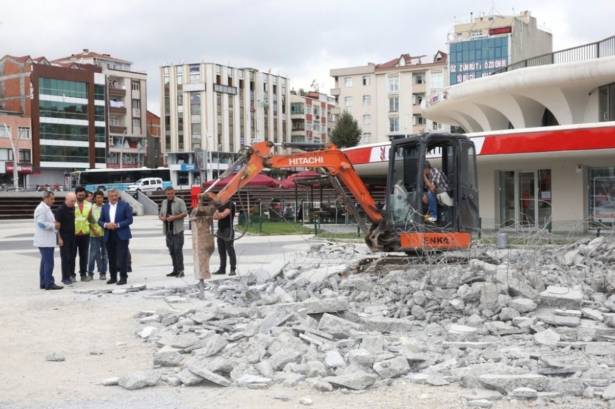 Zeytinburnu 15 Temmuz Meydanı\'nda Yenileme Çalışmaları Başladı