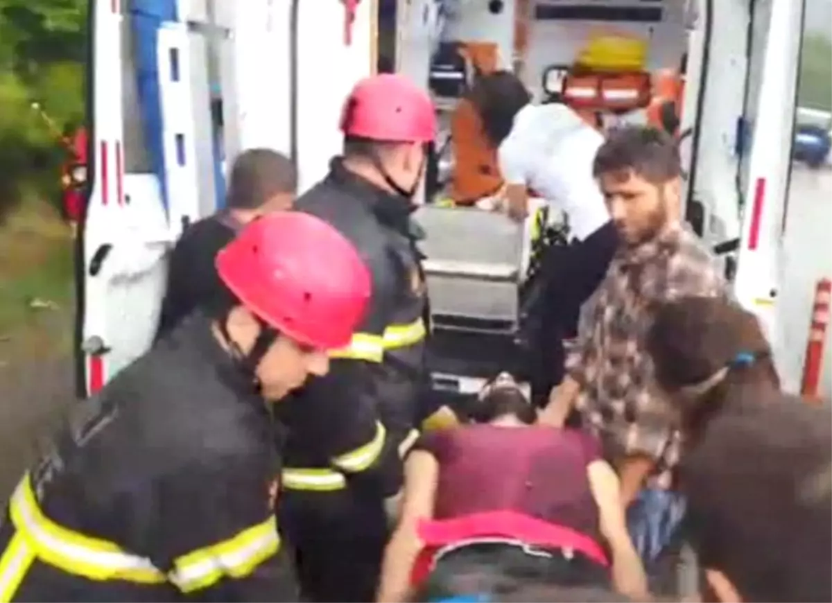 Zonguldak-Ereğli Karayolunda Minibüs Devrildi: 2 Yaralı