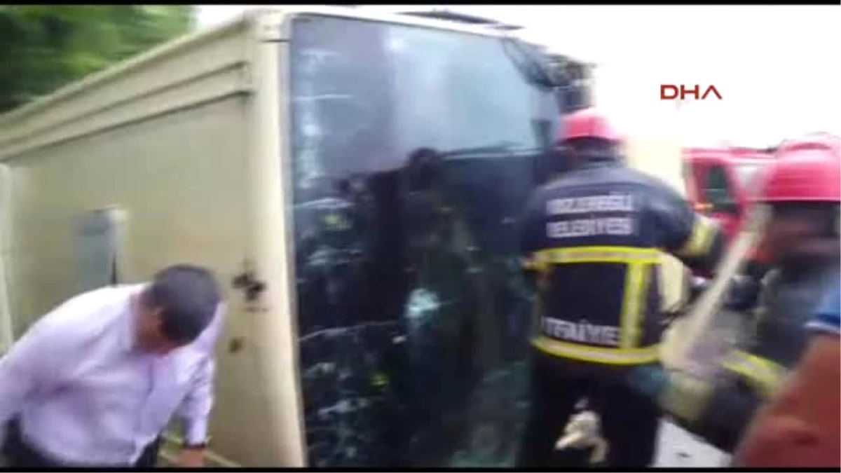 Zonguldak\'ta Midibüs Devrildi: 2 Yaralı