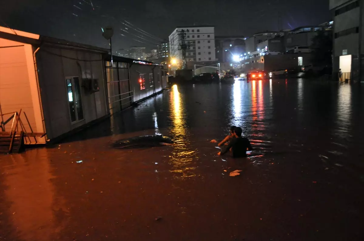 Zonguldak\'ta Sağanak Yağışın Ardından Ev ve İş Yerlerini Su Bastı