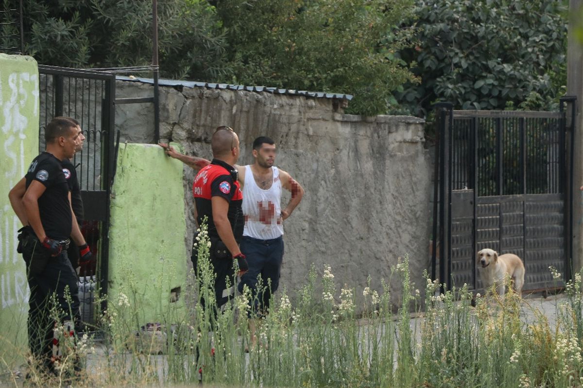 Adana\'da Bıçakla Kendisini Yaralayan Kişiyi Polis İkna Etti