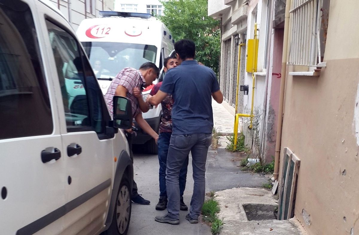 Alkollü Şahıs Kendini Bıçakladı