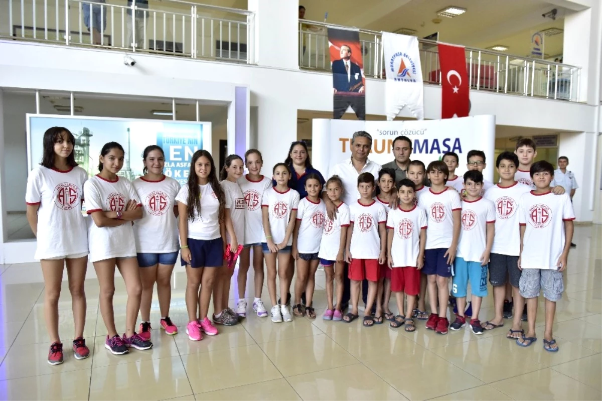 Antalyasporlu Miniklerden Başkan Uysal\'a Randevusuz Ziyaret