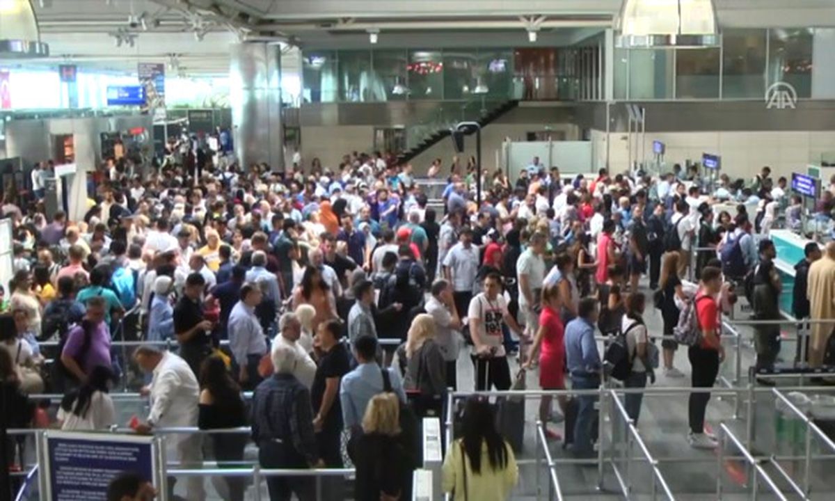 Atatürk Havalimanı\'nda Yolcu Yoğunluğu