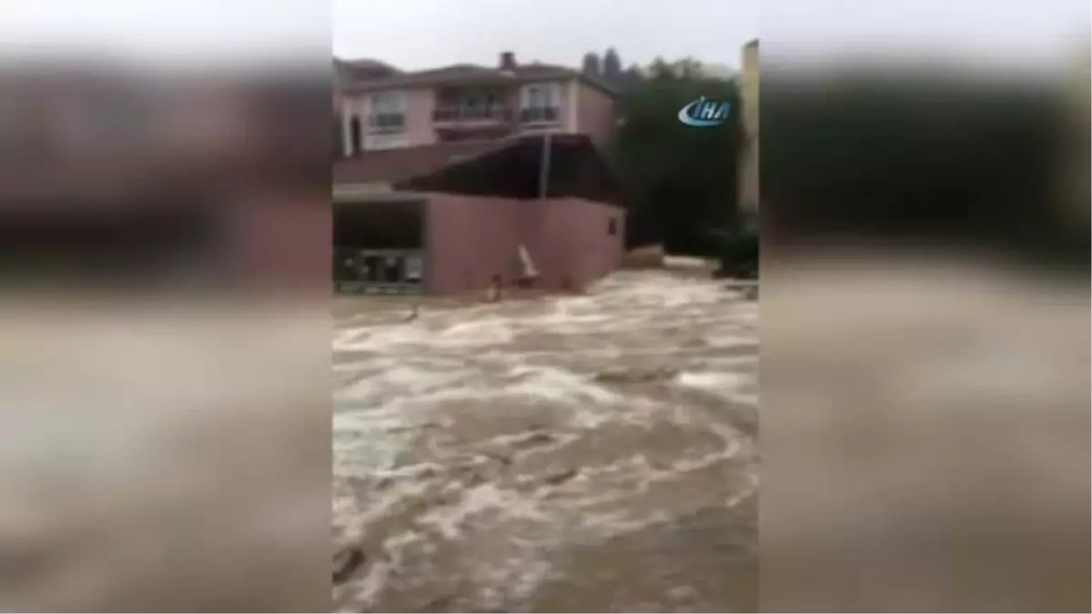 Bartın Sağanak Yağışa Teslim Oldu...cadde ve Sokaklar Göle Döndü