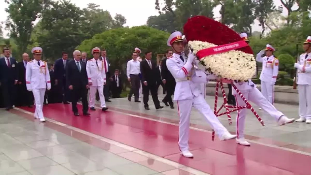 Başbakan Yıldırım, Milli Kahramanlar ve Şehitler Anıtı\'na Çelenk Bıraktı - Hanoi