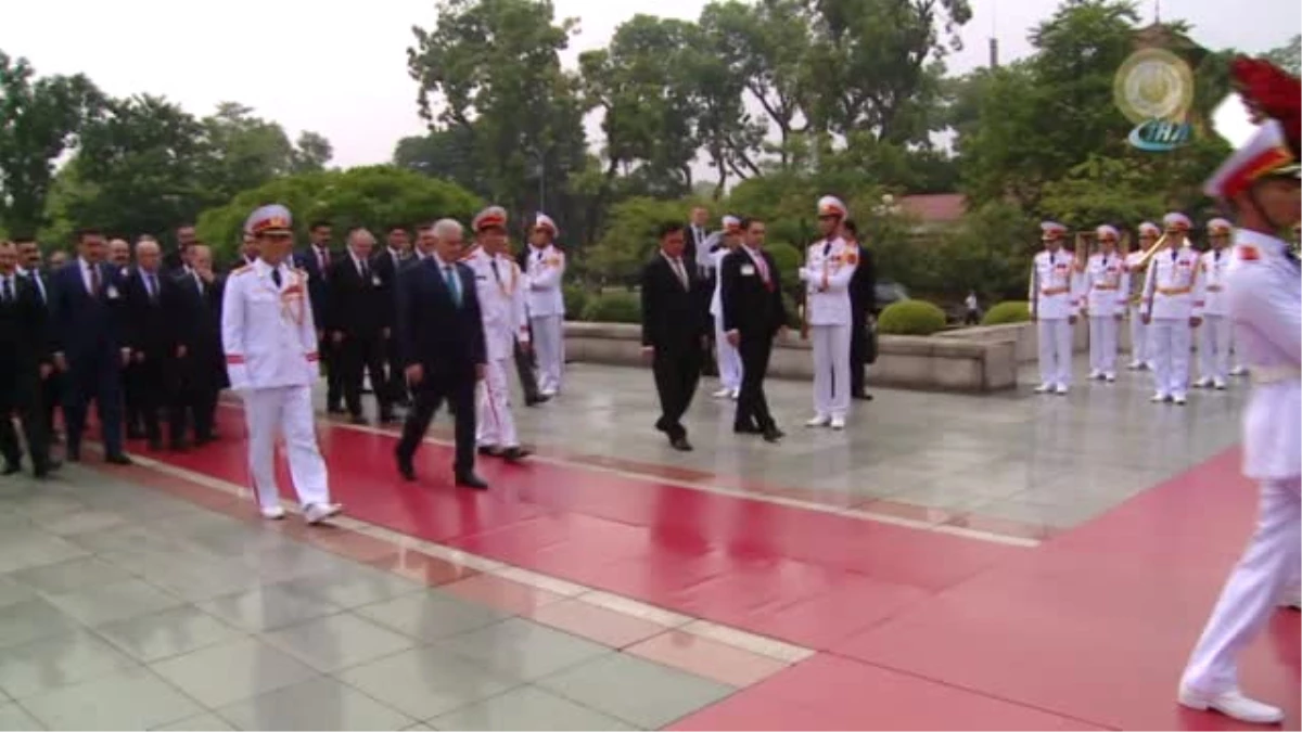 Başbakan Yıldırım, Vietnam\'ın İlk Başkanının Mozolesini Ziyaret Etti