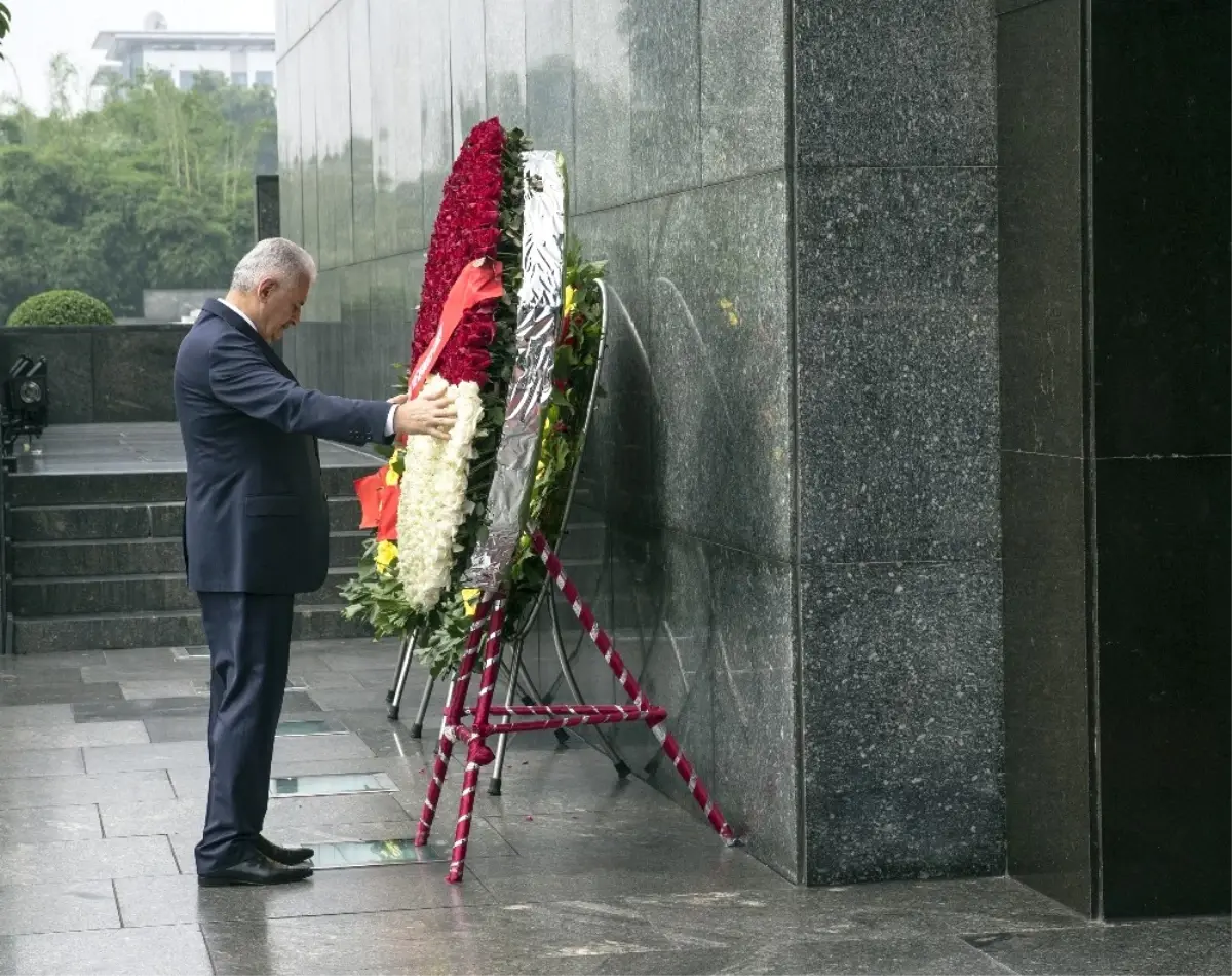 Başbakan Yıldırım, Vietnam\'ın İlk Başkanının Mozolesini Ziyaret Etti