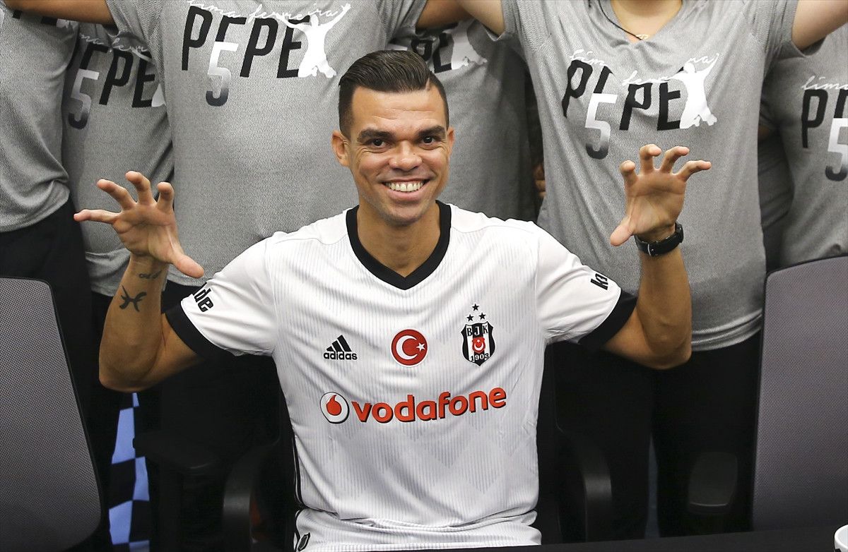 Beşiktaşlı Pepe İmza Gününde