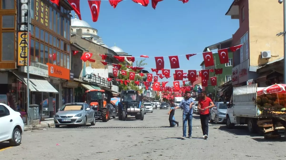 Cumhurbaşkanı Erdoğan İçin İlçe Bayraklarla Süslendi