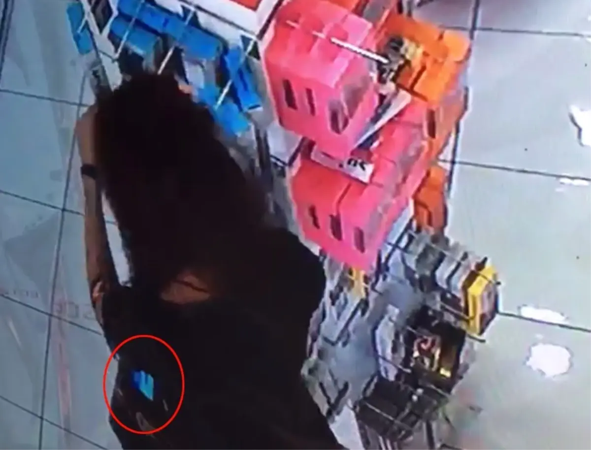 Genç Kız Cep Telefonu Kılıfı Çalarken Yakalandı
