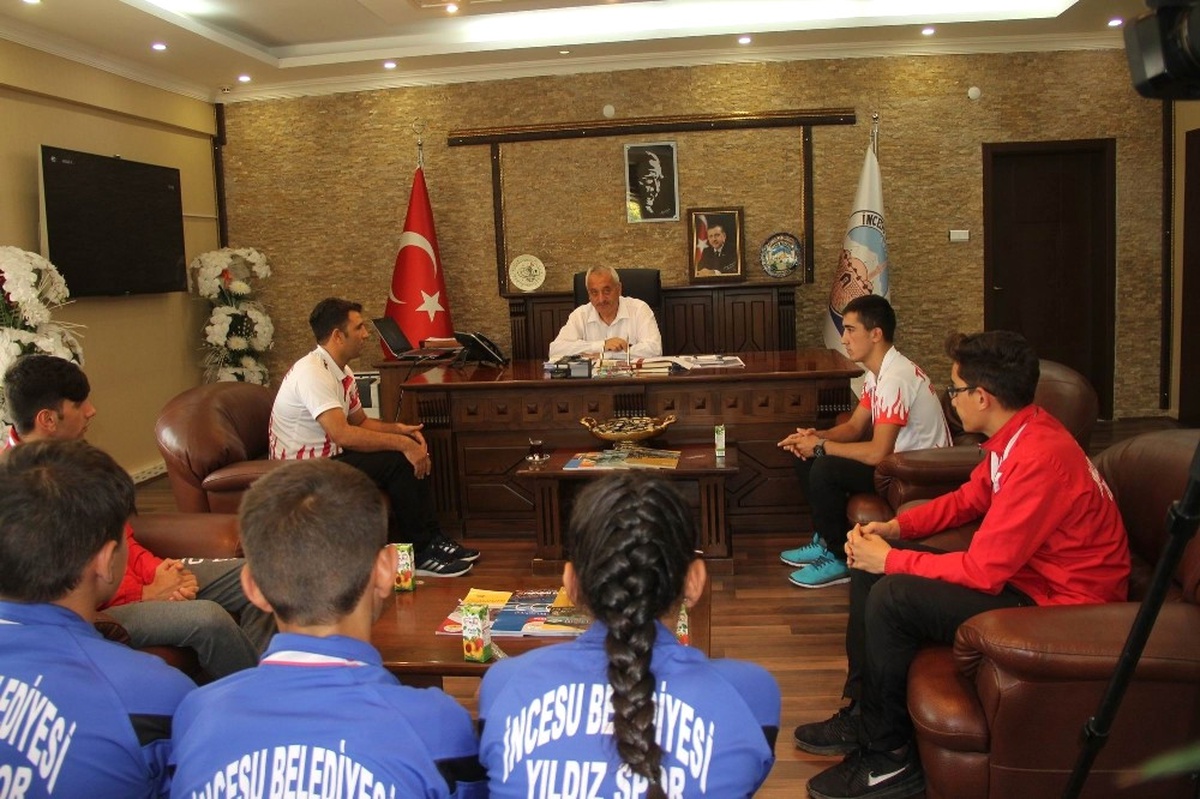 Genç Sporcular Başkan Karayol\'u Ziyaret Etti