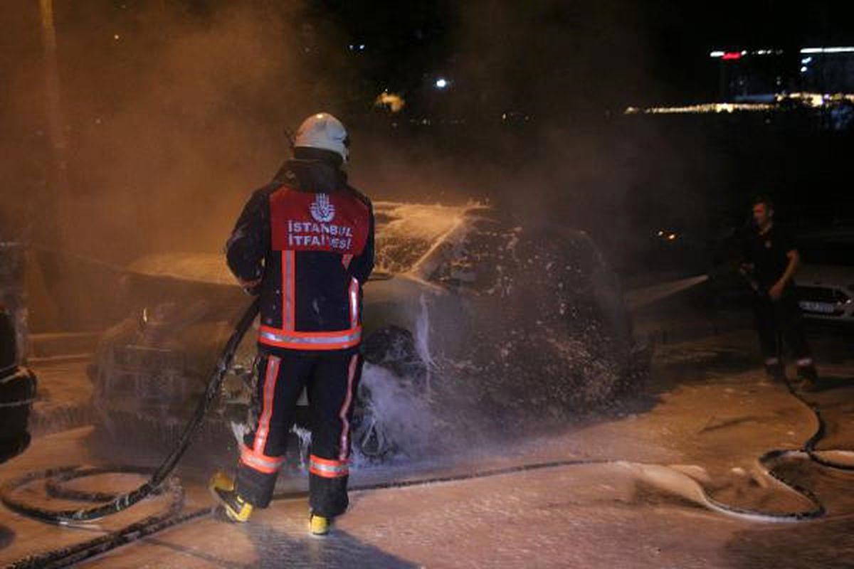 Kağıthane\'de Park Halindeki Araç Alev Alev Yandı