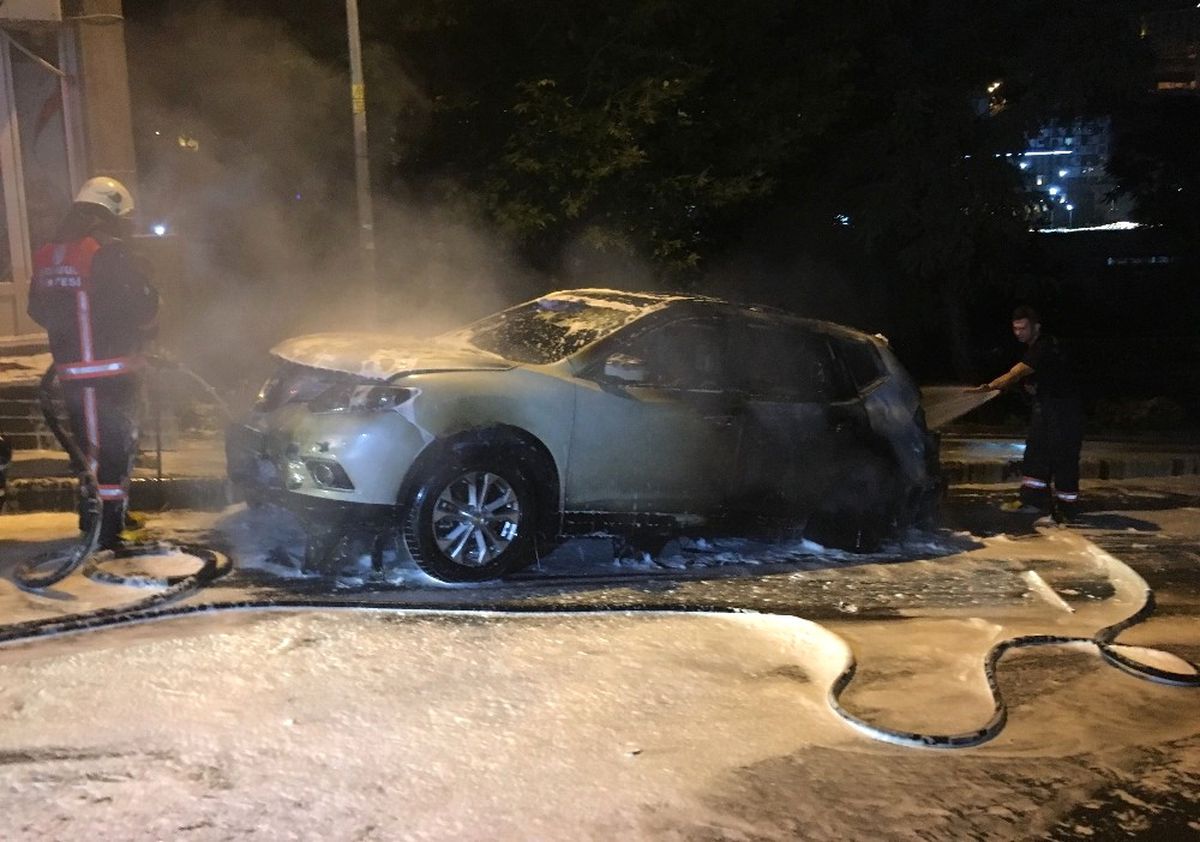 Kağıthane\'de Park Halindeki Lüks Otomobil Kundaklandı