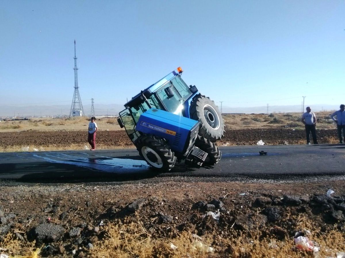 Kamyona Çarpan Traktör Ortadan İkiye Bölündü