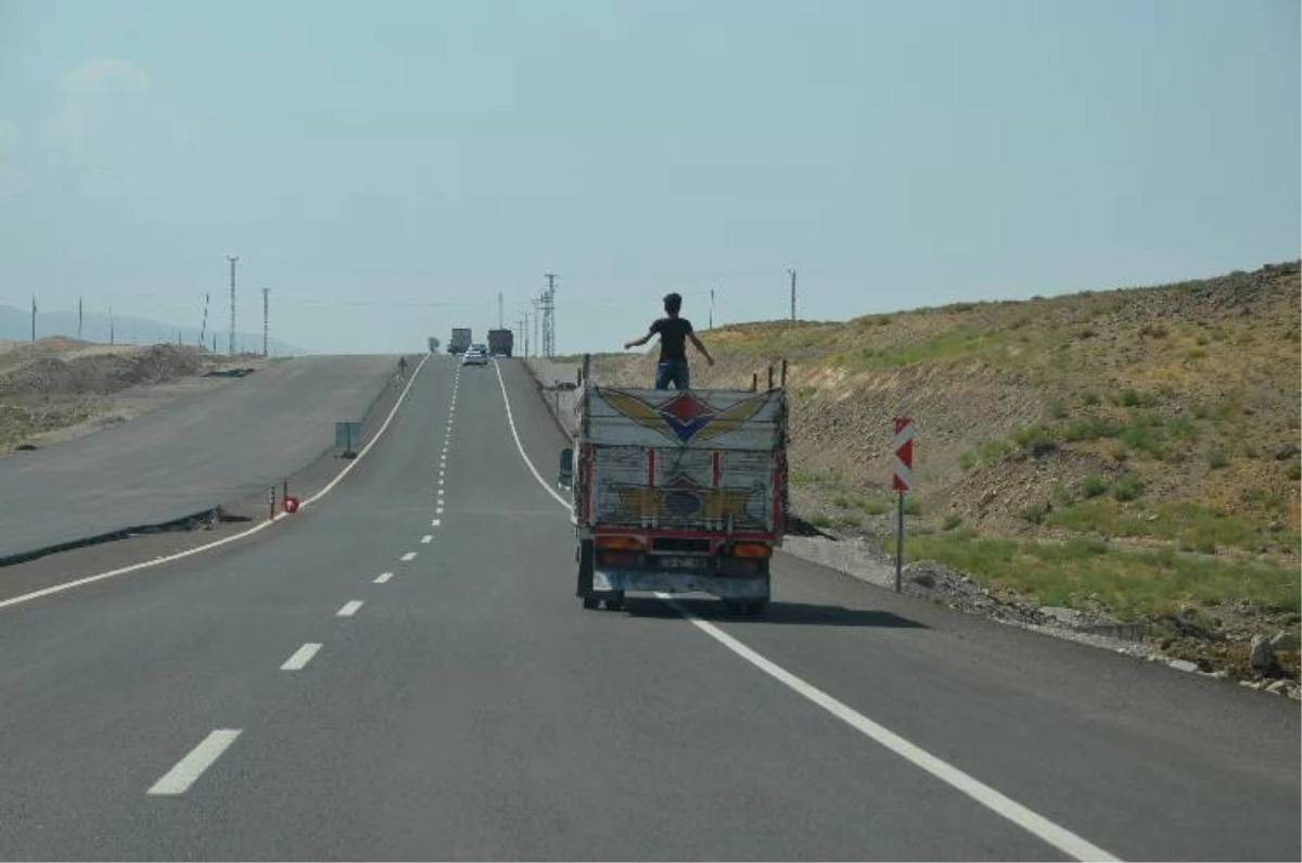 Kamyonet Kasasında Tehlikeli Yolculuk