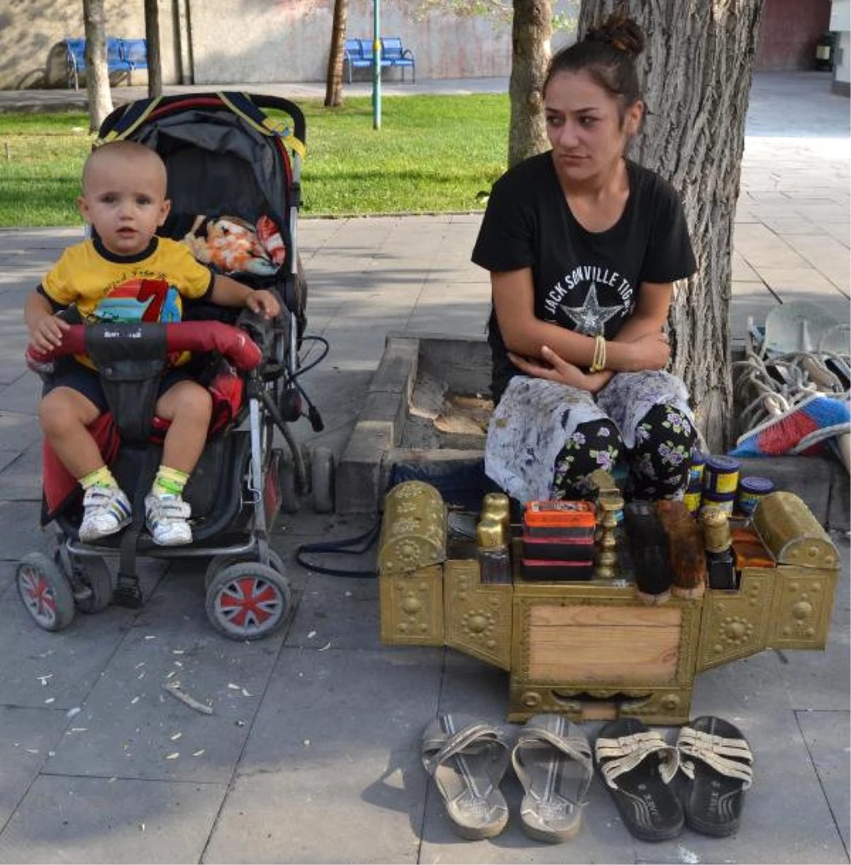 Kayseri\'nin Tek Kadın Ayakkabı Boyacısına Devletten Yardım