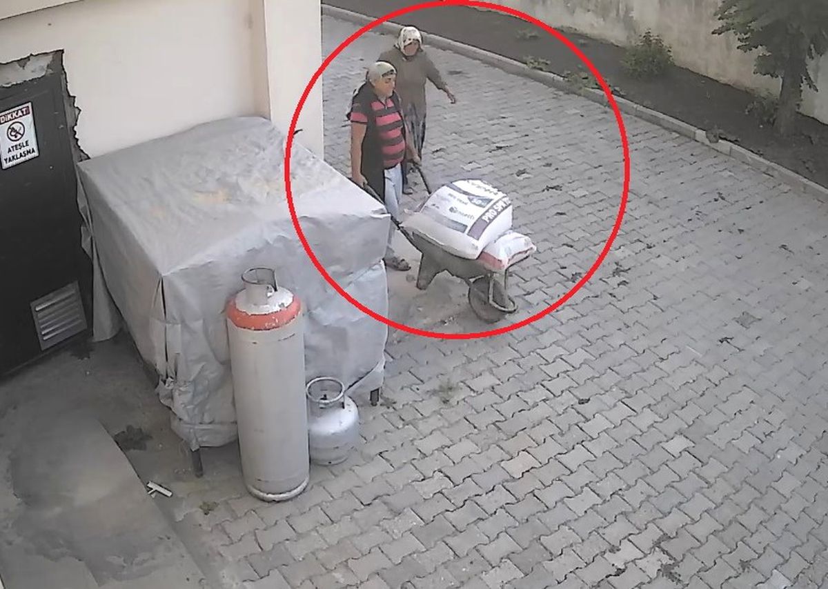 Öğrenci Yurdunun Deposundan El Arabasıyla Buğday Çaldılar