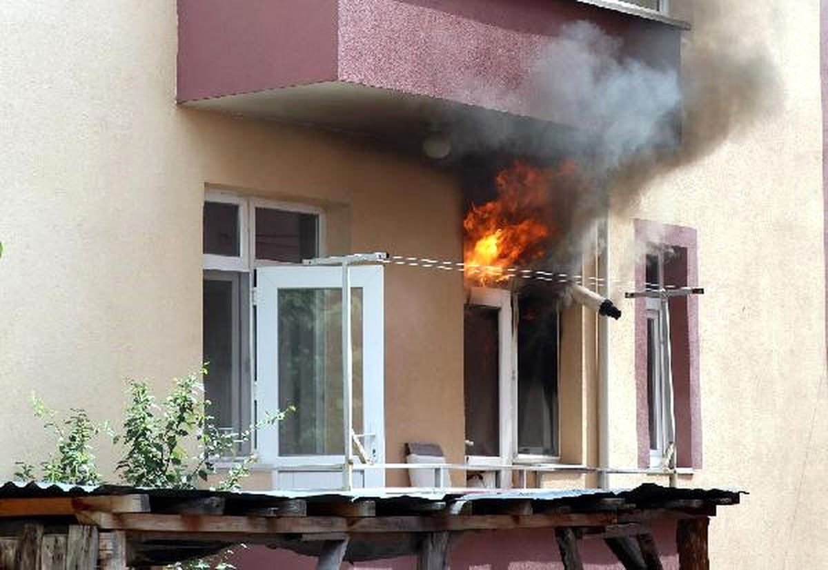 Patlayan Buzdolabı Evi Yaktı