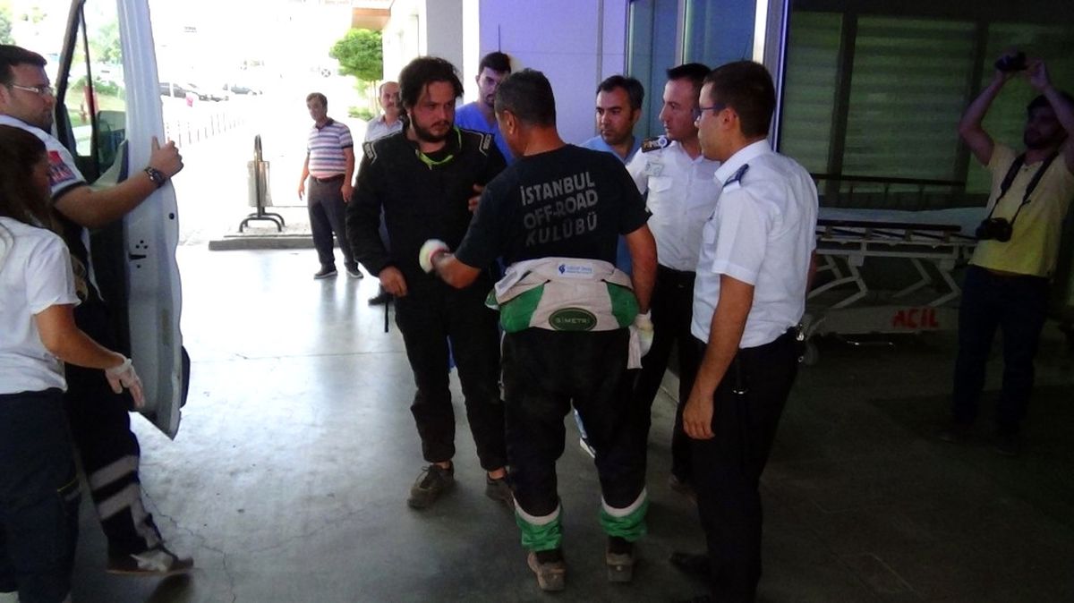 Ralli\'de Araçları Yanan İki Yarışmacı Ölümden Döndü