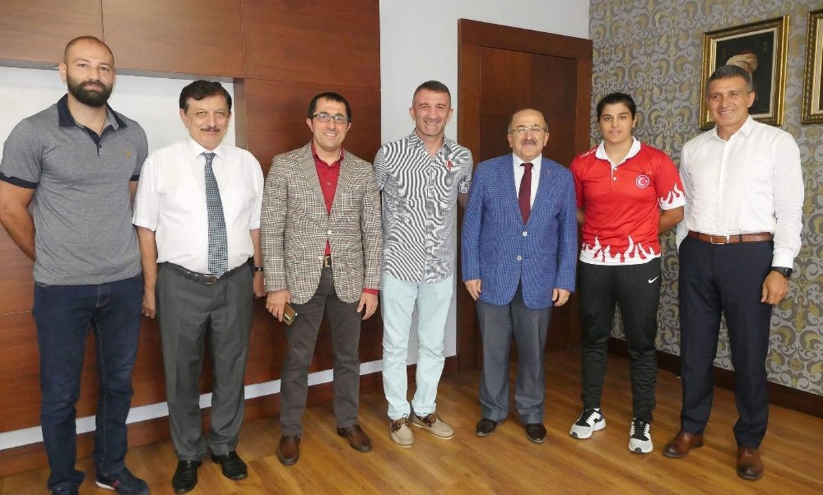 Şampiyon Boksörden Başkan Gümrükçüoğlu\'na Altın Madalya Sözü