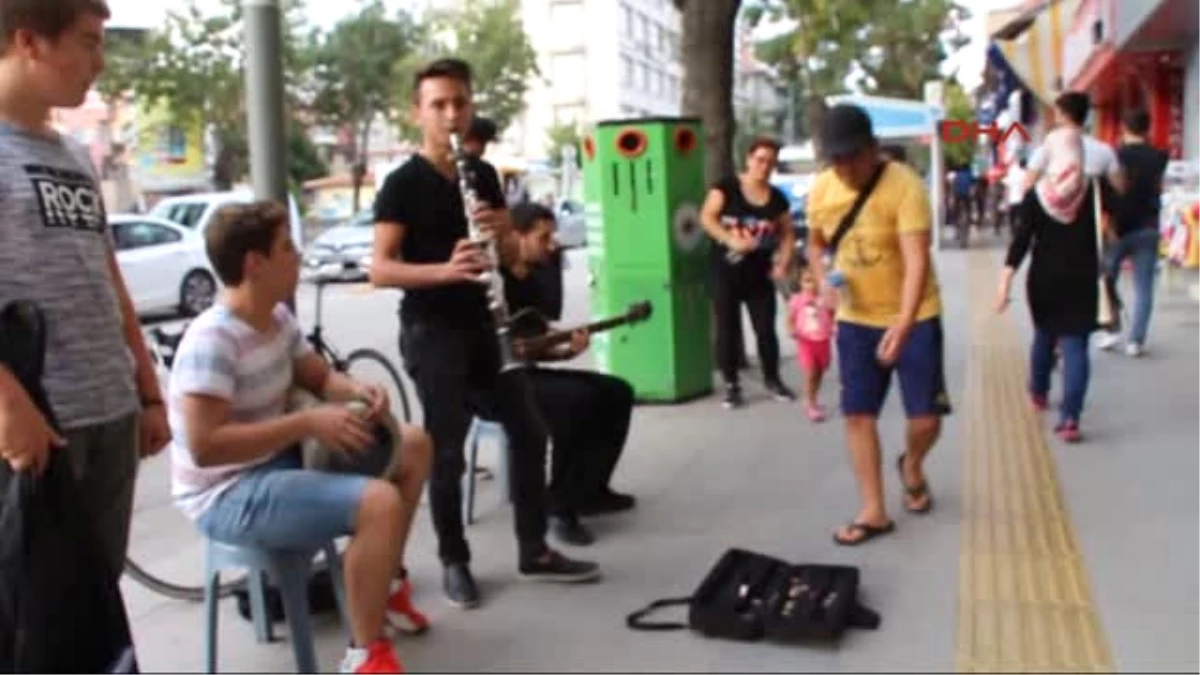 Sokak Müzisyenleri İlgi Topluyor