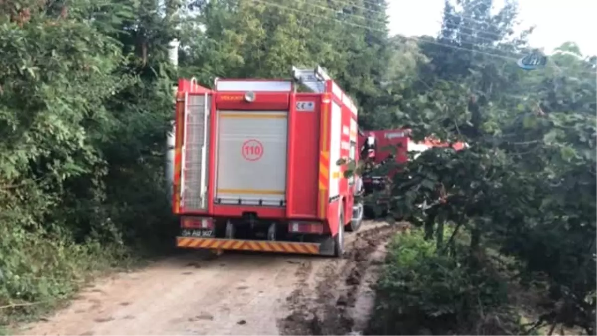 Traktör Devrildi, Baba ile Oğul Yaralandı