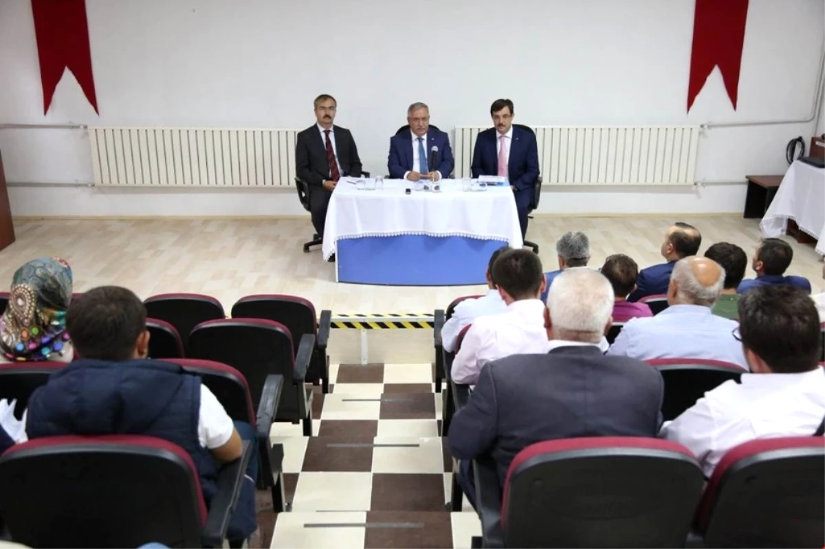 Vali Nayir, Hisarcık\'ta Okul Müdürleri ve Okul Aile Birliği Başkanlarıyla Bir Araya Geldi