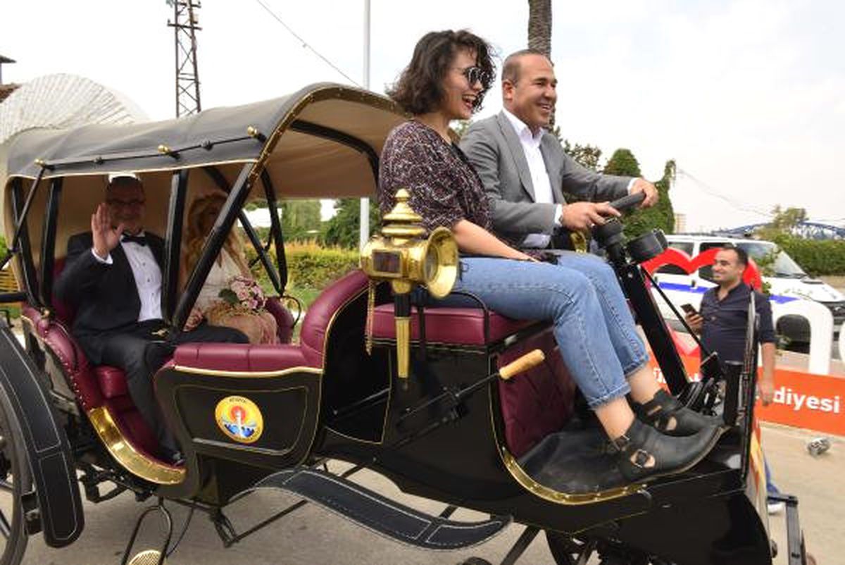 Yasağa Dikkat Çekmek İçin, Evlenen Çifti Elektrikli Faytonla Gezdirdi