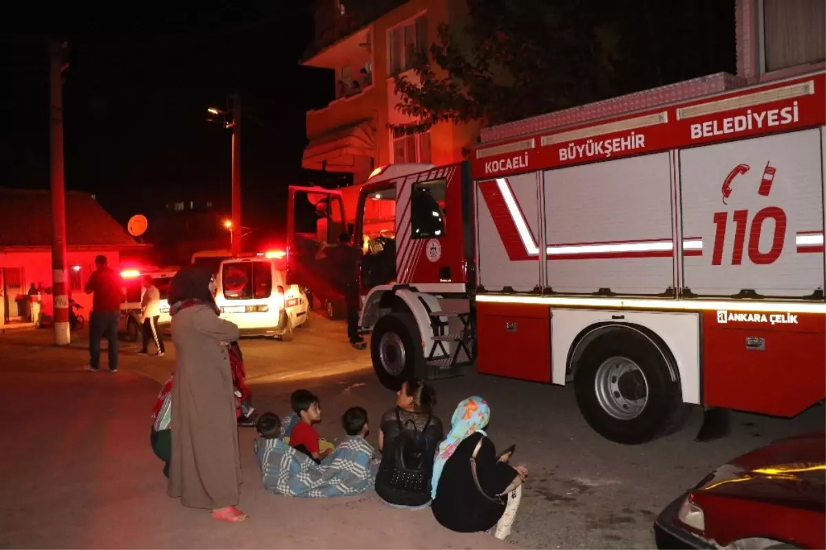 Apartmanda Çıkan Yangın, Vatandaşları Sokağa Döktü