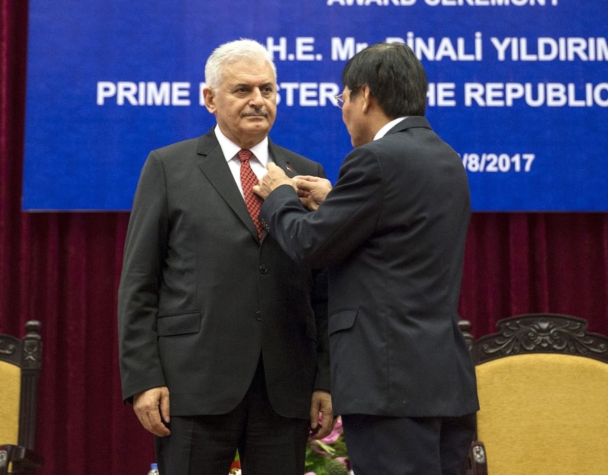 Başbakan Yıldırım\'a Vietnam\'da Şeref Madalyası