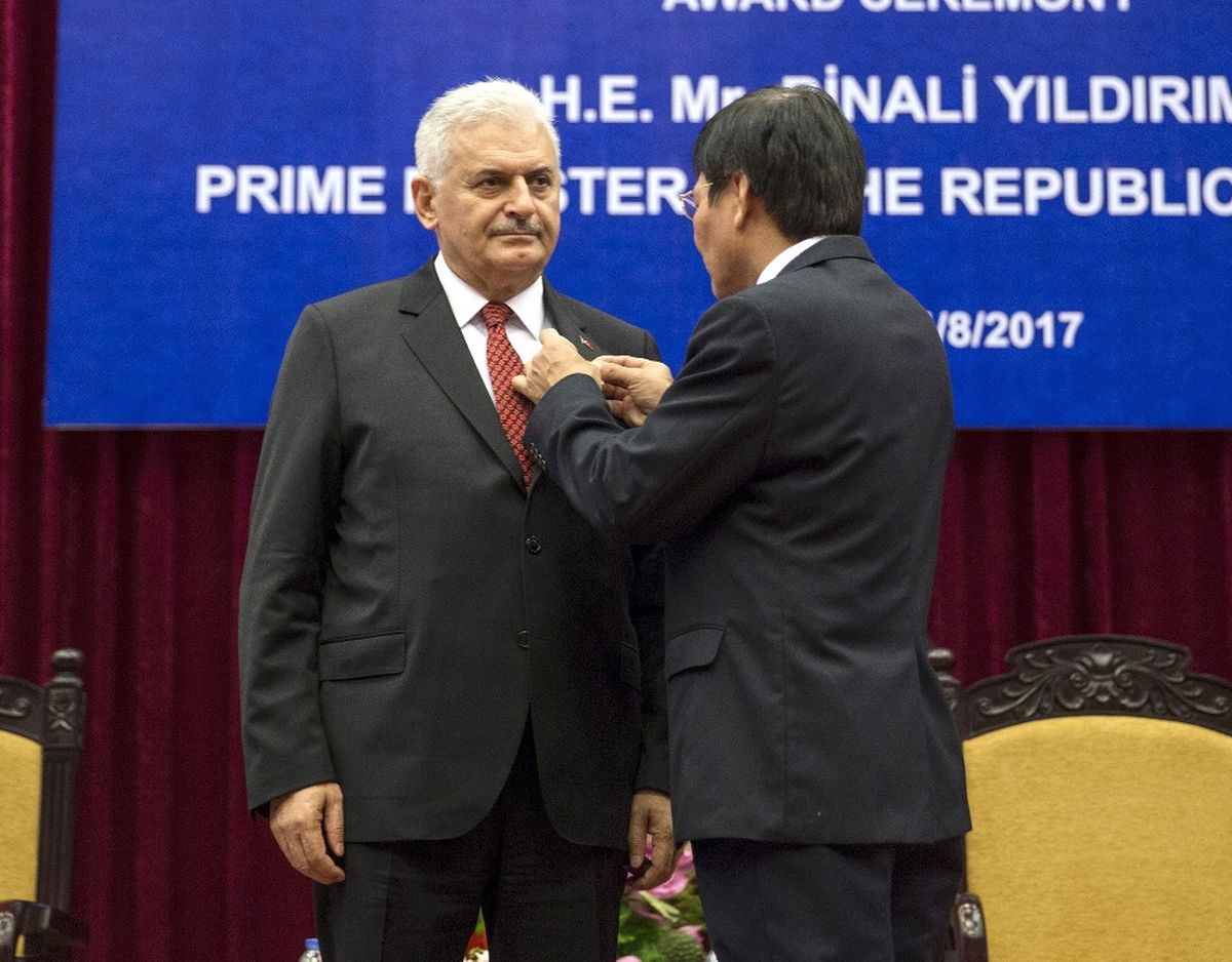 Başbakan Yıldırım\'a Vietnam\'da Şeref Madalyası