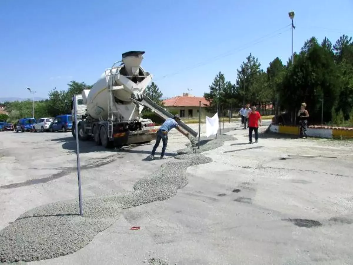 Belediye İstediği Parayı Vermeyince Yola Beton Döküp Kapattı