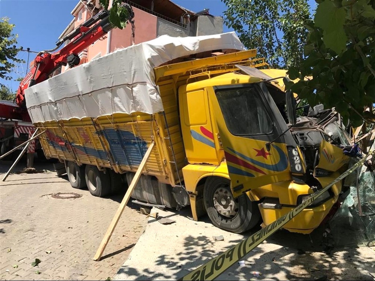 Bilecik\'te Freni Arızalanan Kamyon Eve Çarptı