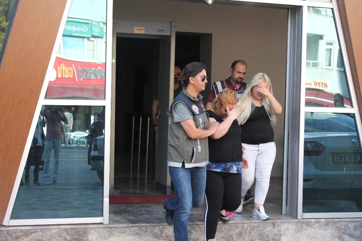 Fuhuş Yapmak Bahanesi ile Evlerine Çağırdıkları Adamları Dolandırdılar