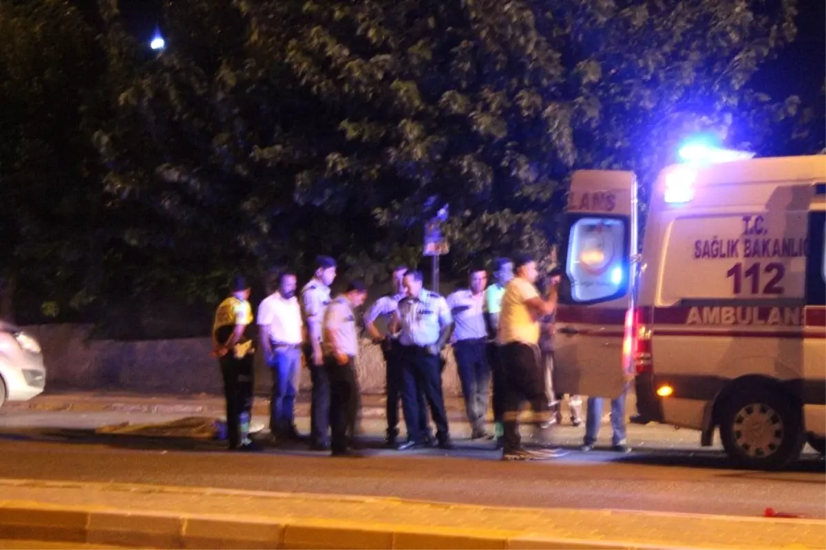 Genç Sürücü Refüje Çarpan Otomobilinin Camından Dışarı Fırladı: 1 Ölü