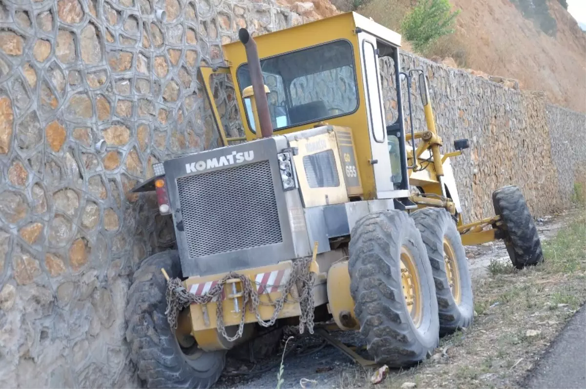 İstinat Duvarına Çarpan Greyder Sürücüsü Öldü