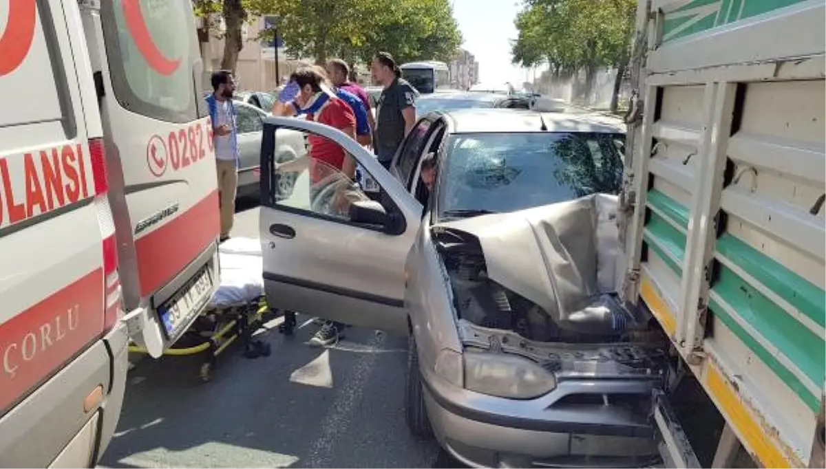 Kamyonete Çarpan Otomobilde 2 Kişi Yaralandı