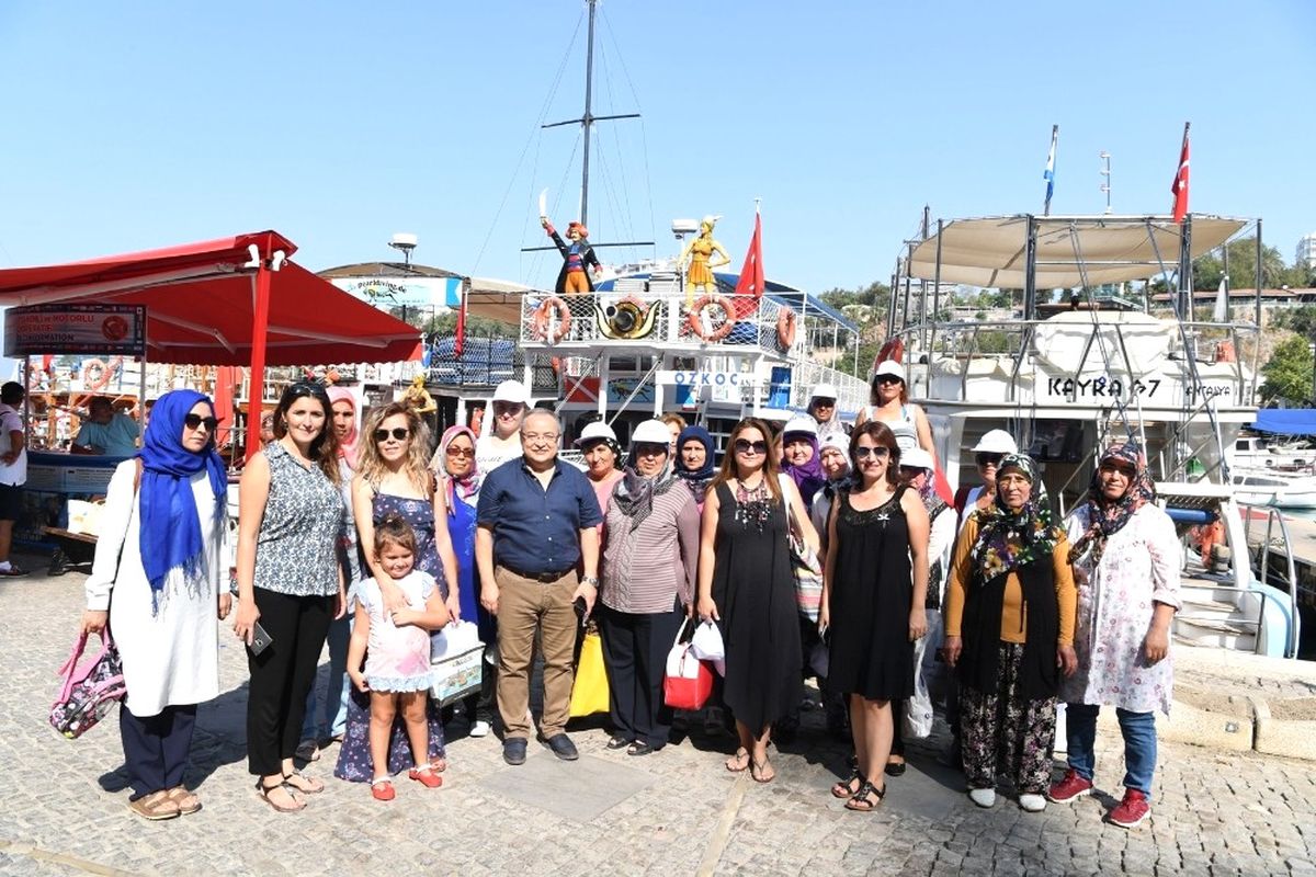 Konyaaltı Belediyesi\'nden Kadın Çiftçiler İçin Tekne Turu.