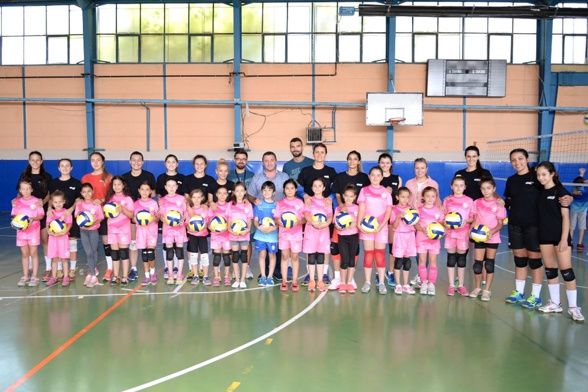 Minik Voleybolcular Profesyoneller ile Bir Araya Geldi