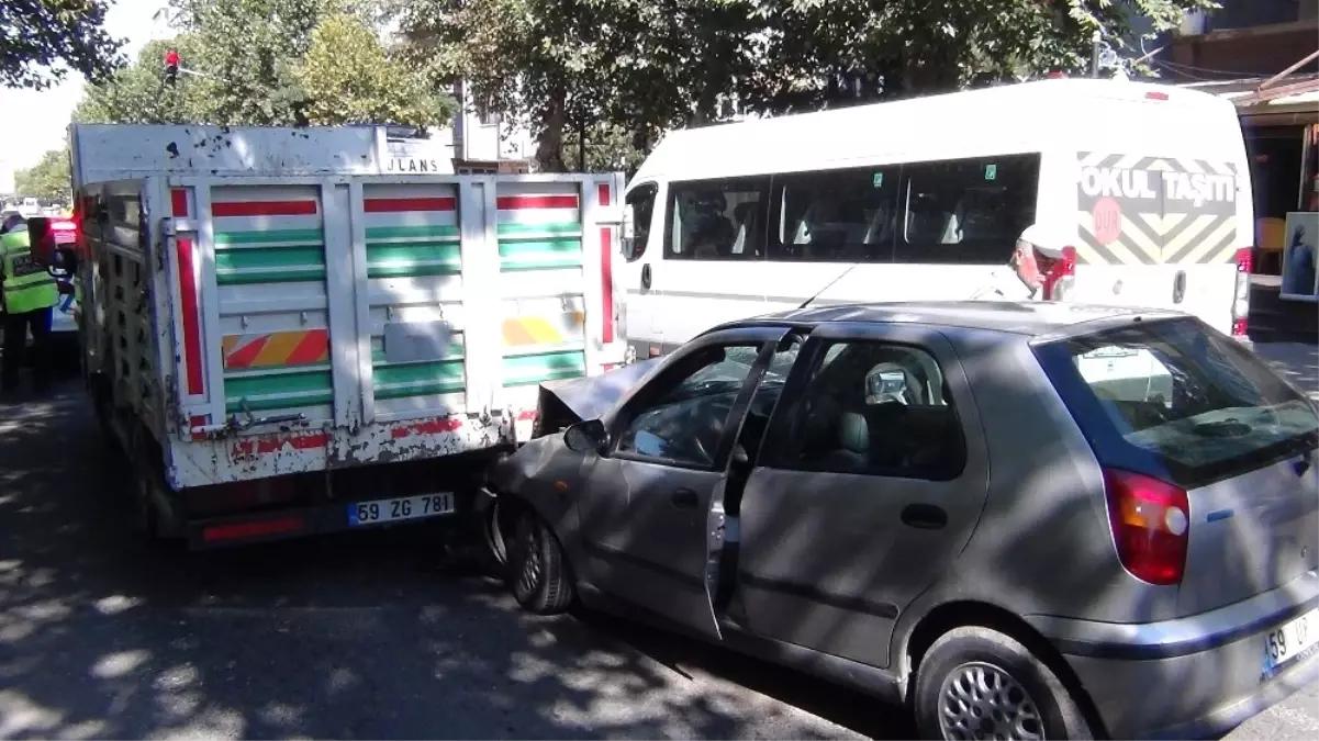 Otomobil Kırmızı Işıkta Duran Kamyona Çarptı: 2 Yaralı