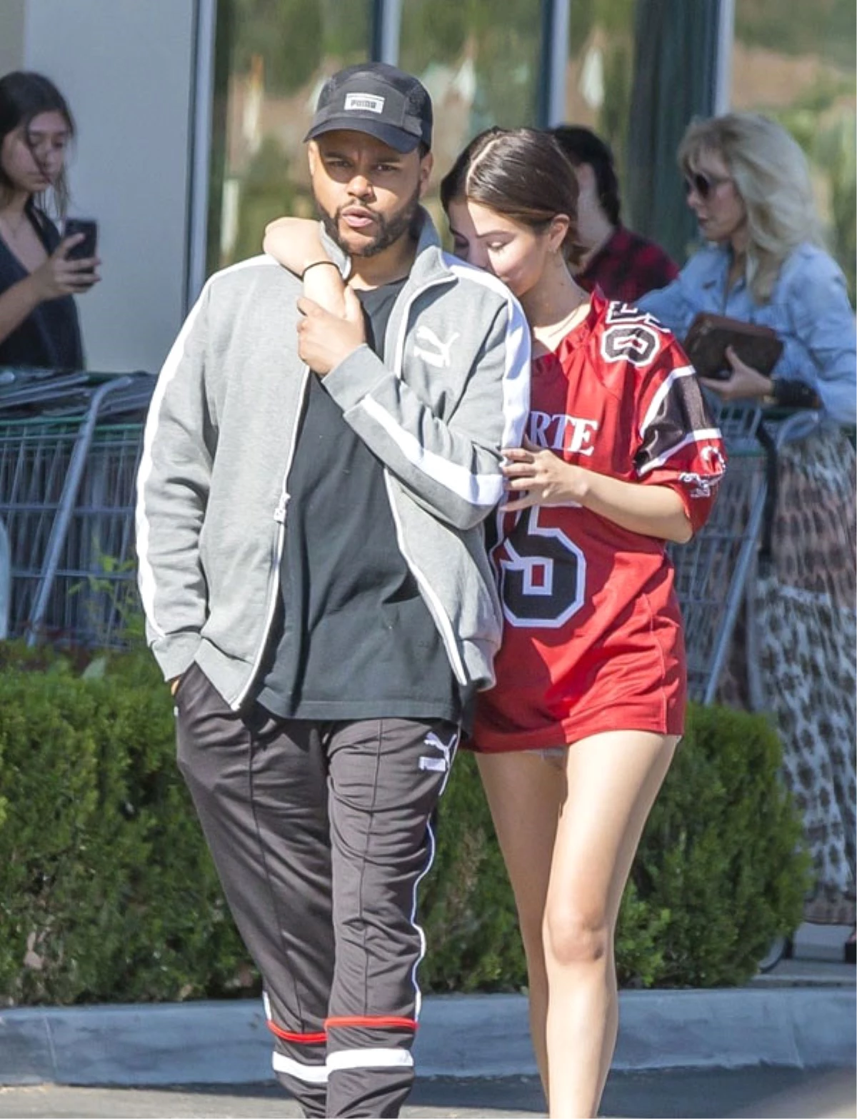 Selena Gomez, Sokak Ortasında Sevgilisini Öpmeye Doyamadı