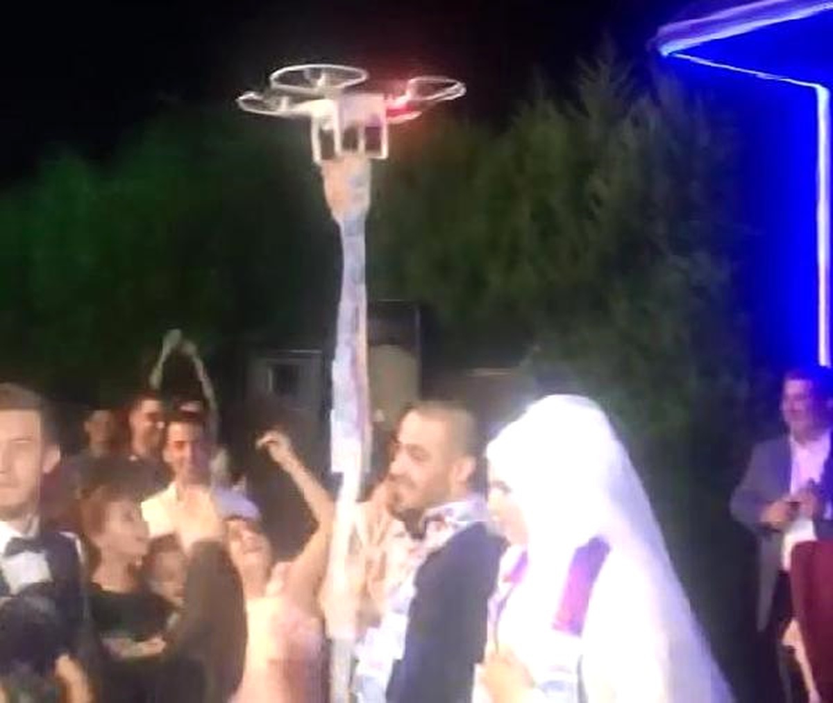 Sıraya Girmek İstemedi, Geline Takıyı Drone ile Ulaştırdı