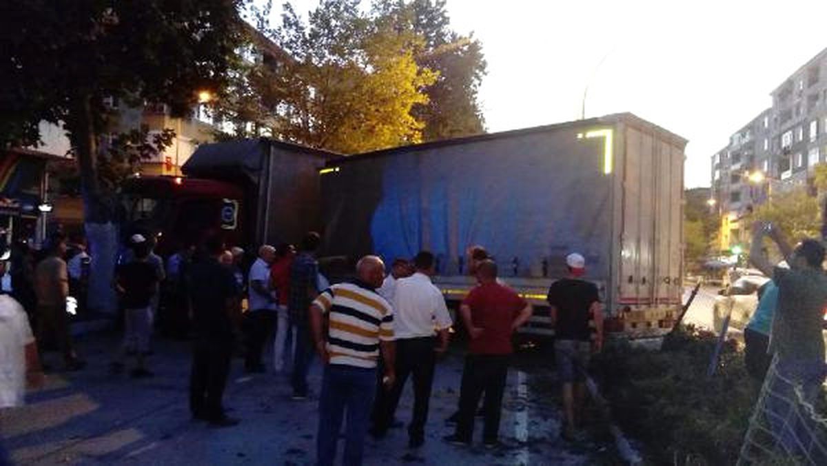 Tır\'dan Ayrılan Dorse Kazaya Neden Oldu