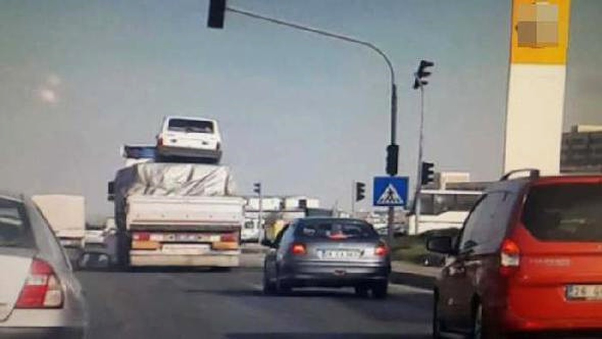 Tır\'ın Dorsesindeki Yükün Üzerine Otomobil Konuldu