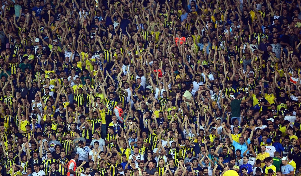 Tribünlerden Van Persie\'ye Tepki