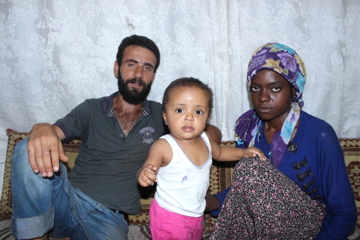Ugandalı Gelin Tütün Ekip Hayvanları Sağıyor