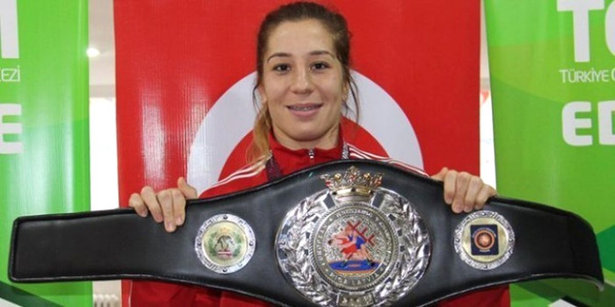 Yasemin Adar\'dan "Sahte Hesap" Uyarısı