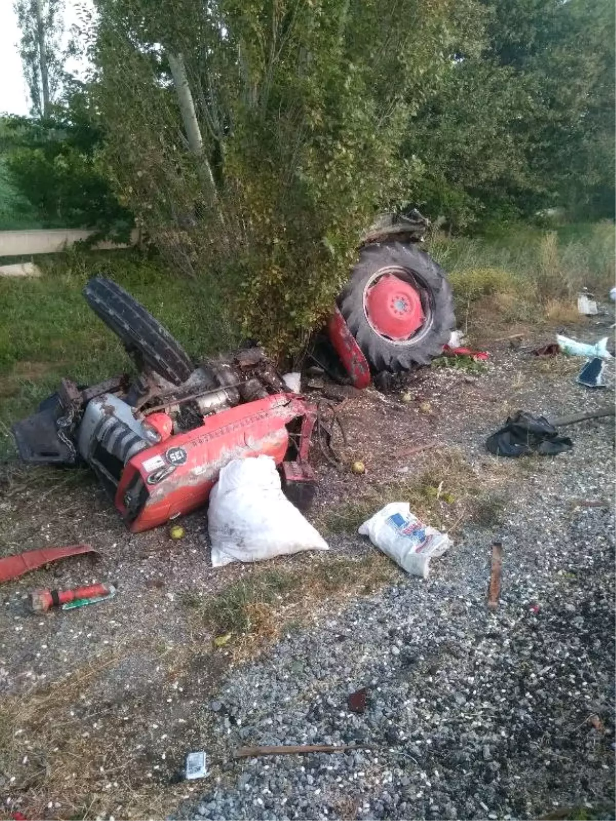 Yolcu Otobüsün Çarptığı Traktör İkiye Bölündü